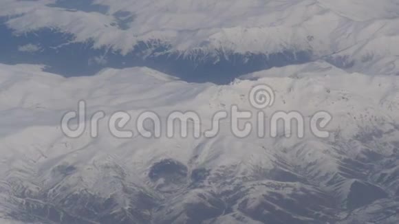 从飞机上拍摄白雪覆盖的高加索山脉的空中和视频视频的预览图