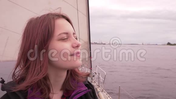 小女孩在船上享受新鲜的海风视频的预览图