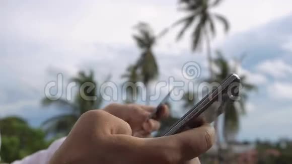 在网上付款的人背着棕榈树网上银行视频的预览图