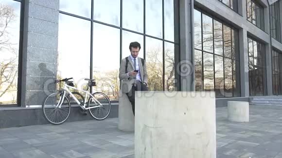 骑自行车的男人视频的预览图
