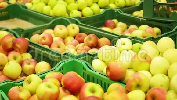 超市里的一个工人把水果苹果放进托盘里视频的预览图