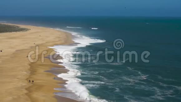 从高处俯瞰一片荒芜的海滩大西洋葡萄牙海岸视频的预览图