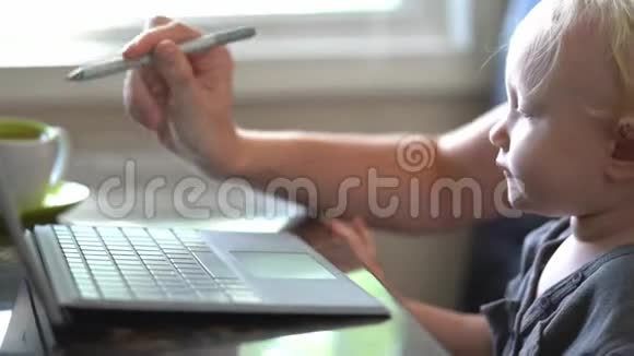 小宝宝学习使用笔记本电脑视频的预览图