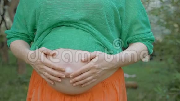 未出生婴儿推怀妇腹视频的预览图