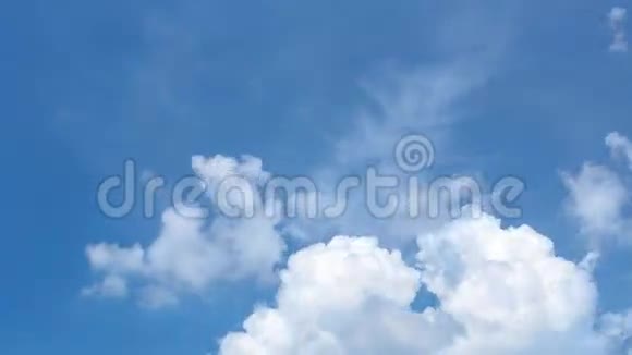 aaBig的白云在蓝天上移动视频的预览图