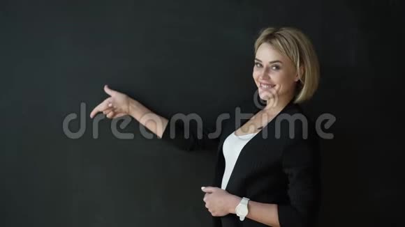 老师的手势显示一块空白板视频的预览图