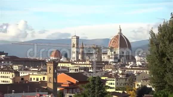 从米开朗基罗广场俯瞰佛罗伦萨美丽的空中景色视频的预览图