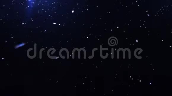 冬季夜晚背景下的雪花飘落视频的预览图
