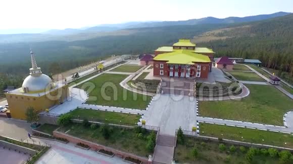 俄罗斯布里亚塔共和国乌兰乌德的一座鸟瞰式视频拍摄无人机佛寺视频的预览图