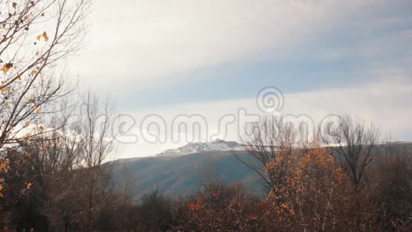 雪山峰景的秋景视频的预览图