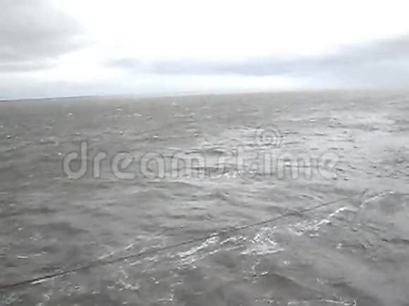船甲板的麻烦之海多云天气的波浪视频的预览图