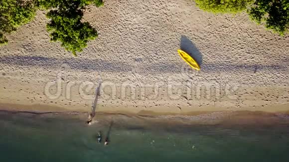 独木舟和海滩上的人的鸟瞰图视频的预览图