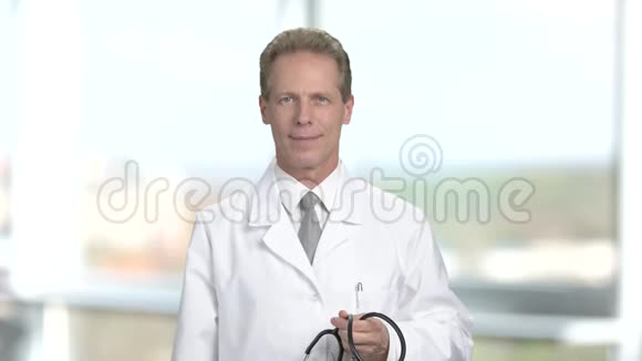 快乐的男性心脏病专家在模糊的背景视频的预览图