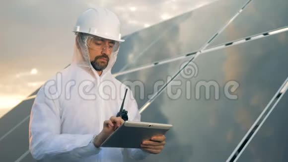 一个穿制服的人用平板电脑工作特写视频的预览图
