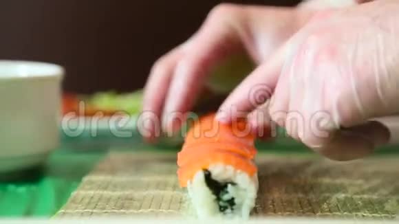 寿司师傅把鲑鱼放在面包上视频的预览图