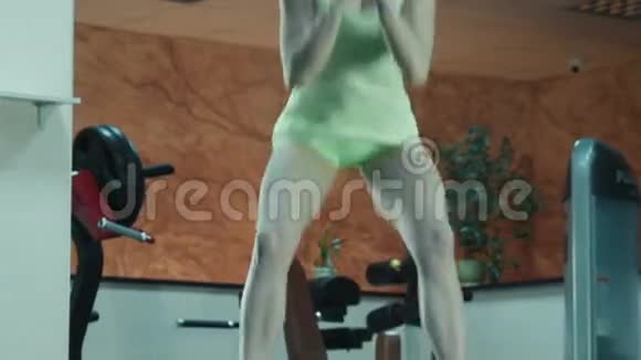 女运动员做蹲和跳健身舞步视频的预览图