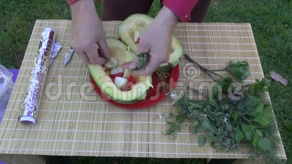 园丁在南瓜里放草药和蔬菜视频的预览图