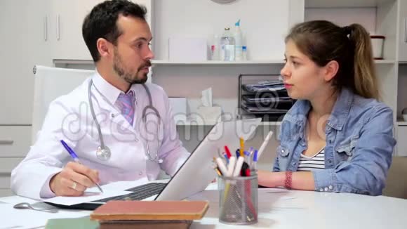女性在诊所为男性医生提供咨询视频的预览图