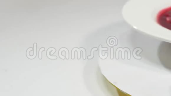 在盘子里用木勺和黑色面包隔离在白色上红甜菜根汤或罗宋汤中的蔬菜和肉类视频的预览图