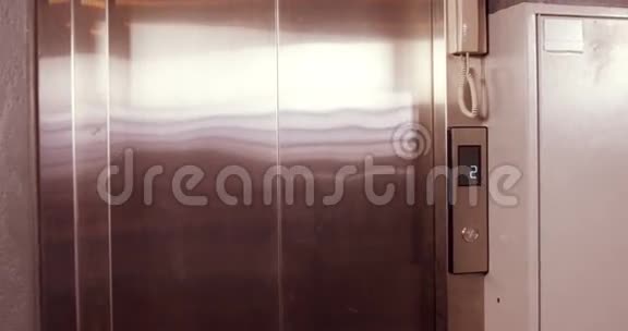 从电梯里出来的严肃商人视频的预览图