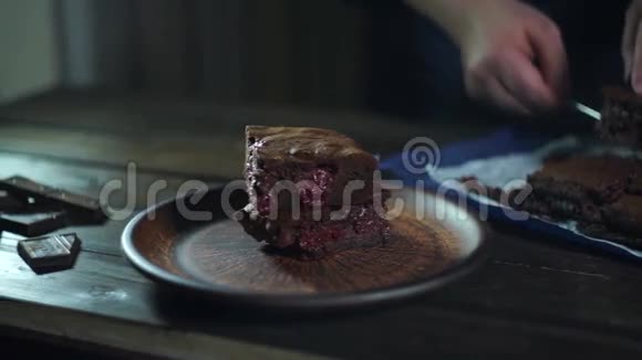 巧克力蛋糕男人把一块巧克力蛋糕放在盘子里视频的预览图