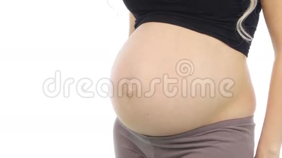 怀孕的胃和刚出生的婴儿潮白色特写视频的预览图