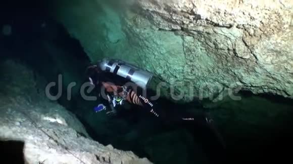 在墨西哥尤卡坦山脉的洞穴里进行惊人的潜水视频的预览图