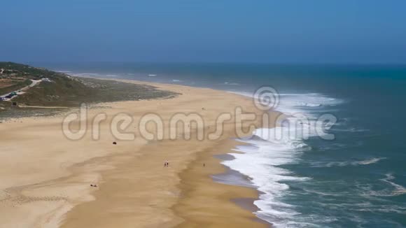 从高处俯瞰一片荒芜的海滩大西洋葡萄牙海岸视频的预览图