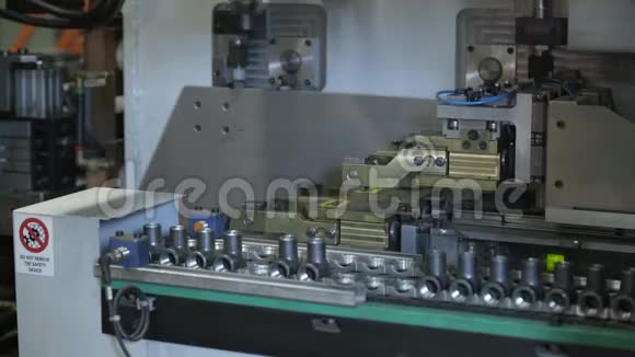 散热器制造商在工程散热器制造厂的机器人设备视频的预览图
