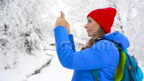 喀尔巴阡山年轻女子用智能手机拍摄山景美景视频的预览图