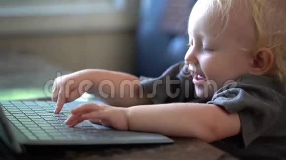 小宝宝学习使用笔记本电脑视频的预览图
