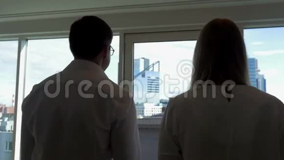 两个商人到办公室的窗口视频的预览图