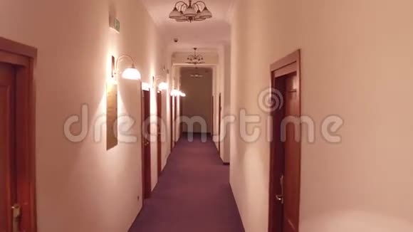 波维斯特迪卡姆穿过普通的旧酒店走廊4K视频视频的预览图