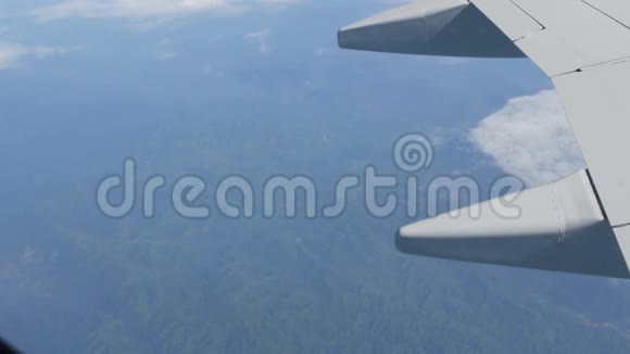 亚洲的风景美丽的山脉蜿蜒的河流绿色的草坪飞机俯视图安的翅膀视频的预览图