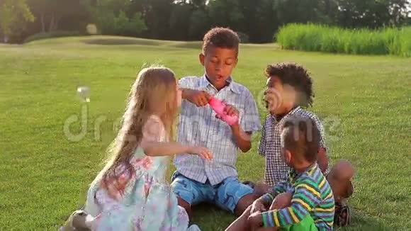 四个带肥皂泡的小孩视频的预览图