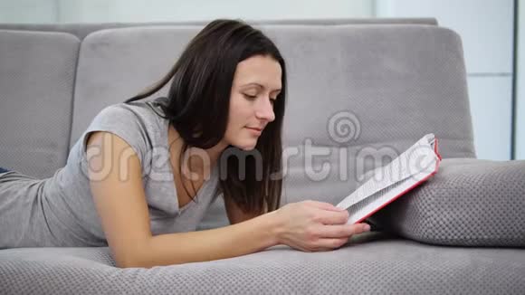 一个女人在读一本红色的书视频的预览图