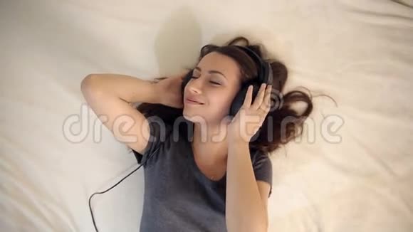 爱在床上听音乐的漂亮女孩视频的预览图