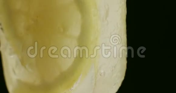 柠檬冰淇淋冷冻朱斯特写视频的预览图