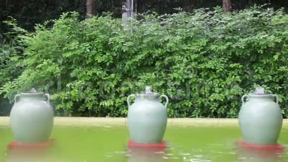 花园装饰的绿色陶瓷罐子喷泉视频的预览图