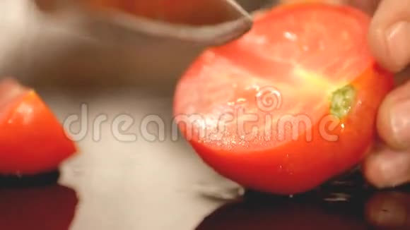 切新鲜蔬菜番茄视频的预览图