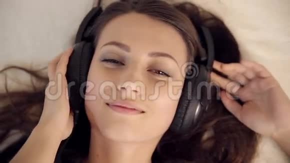爱在床上听音乐的漂亮女孩视频的预览图