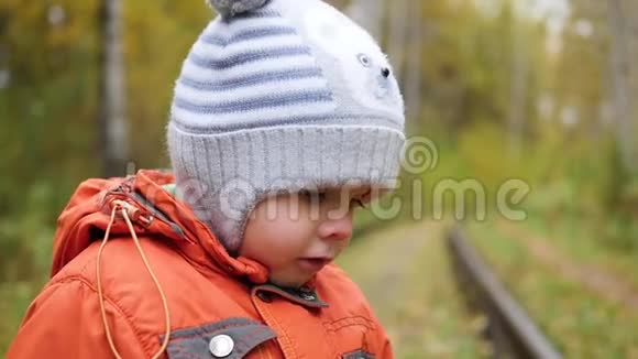 秋天公园的孩子玩得很开心在新鲜空气中散步秋天的风景一个美丽的风景胜地视频的预览图