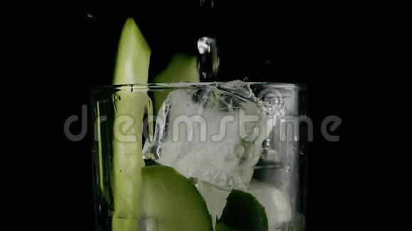 水被倒入一个装有黄瓜和冰的杯子里慢动作视频的预览图
