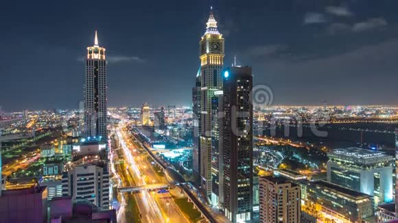 景区迪拜市区建筑夜间延时在谢赫扎耶德的道路上可以看到明亮的摩天大楼和视频的预览图