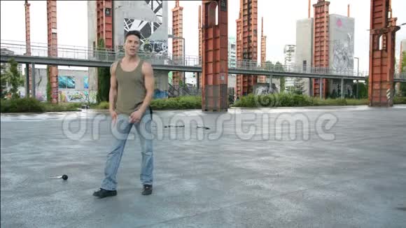 年轻的男嘻哈舞者在外面跳舞视频的预览图