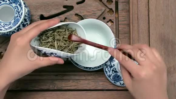 把棕色茶壶装满漏斗瓷器中国杯子钢茶匙黑绿产褥乌龙铁观音视频的预览图