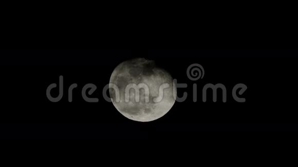 夜晚的月亮和云彩视频的预览图
