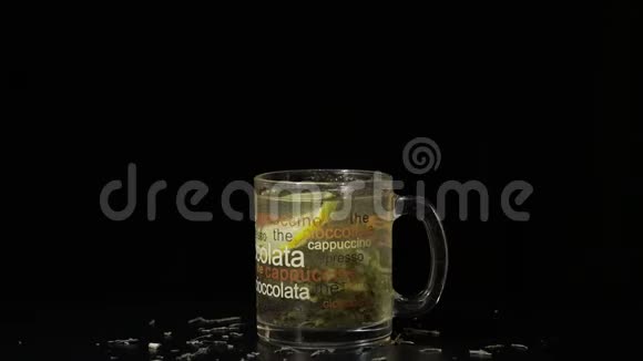 绿茶玻璃杯有机干绿茶叶和柠檬片漂浮在杯内热水慢动作视频的预览图