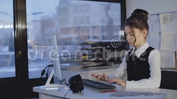 体贴的女学生穿制服热情地与电脑合作视频的预览图