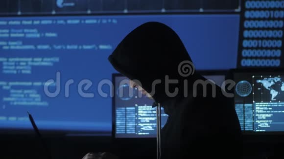 在充满显示屏的网络安全中心工作的hood的人极客黑客视频的预览图